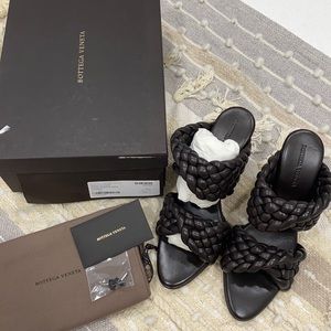 NIB Auth. Bottega Veneta curved heel sandals